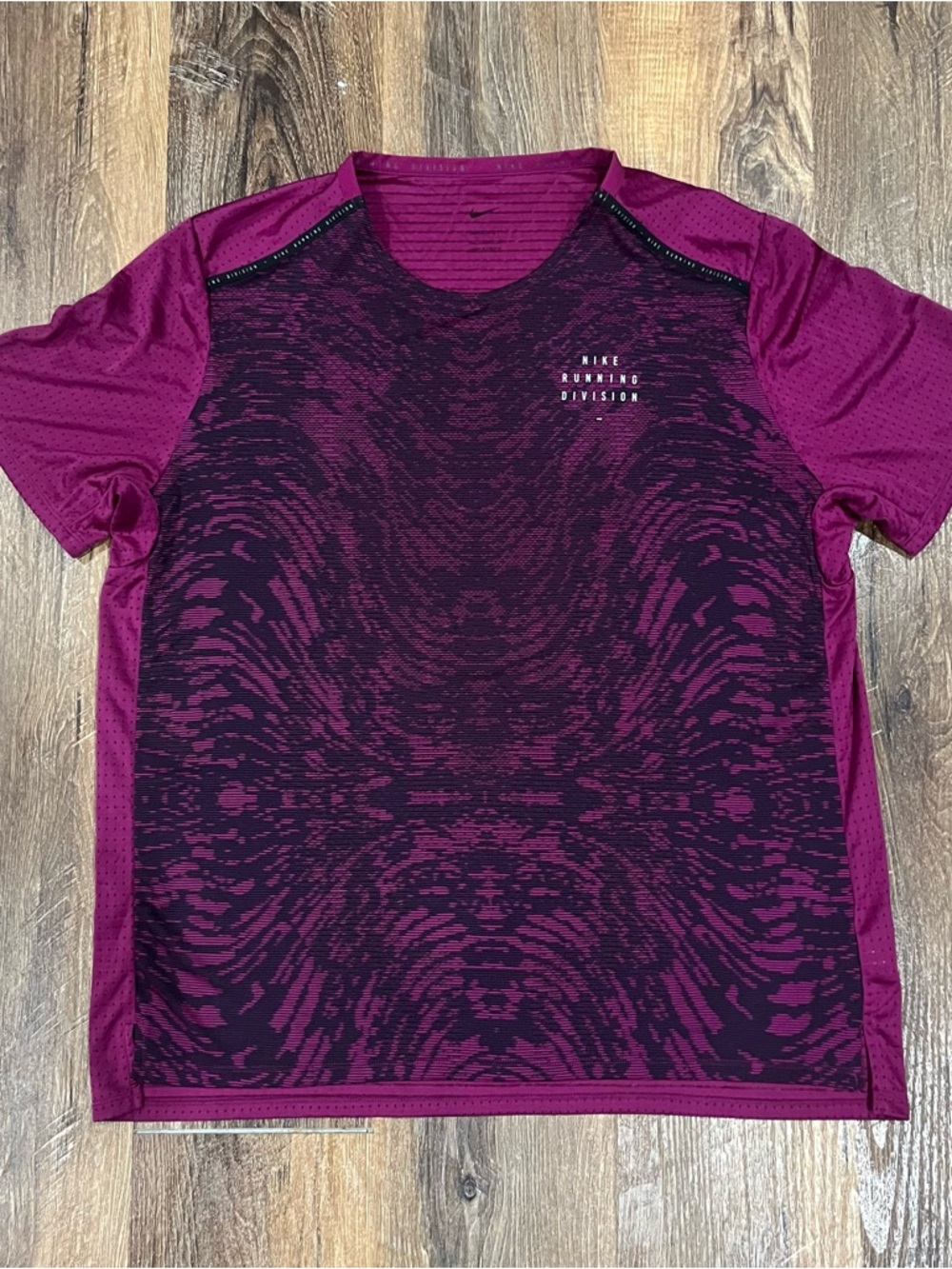 Nike DM4769-610 Men's Dri-Fit Run Division Rise 365 Top Tee Shirt Sangria XL